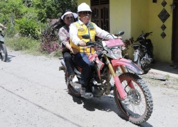 Bupati dan Istri Boncengan Saat Monitoring Perbaikan Jalan, RHS : Agar Besar Hati Memberi Tanahnya yang Terkena