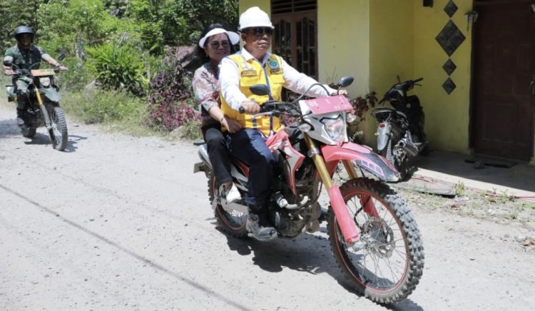 Bupati dan Istri Boncengan Saat Monitoring Perbaikan Jalan, RHS : Agar Besar Hati Memberi Tanahnya yang Terkena