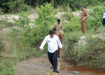 Saat menuju Lahan TPA, Percikan Lumpur Menempel di Sepatu dan Celana Bupati RHS