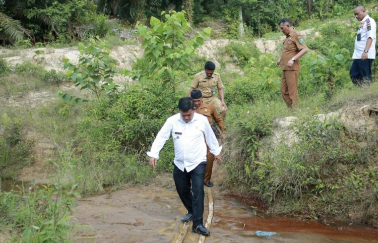 Saat menuju Lahan TPA, Percikan Lumpur Menempel di Sepatu dan Celana Bupati RHS