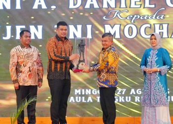 Malam Lepas Sambut Pangdam I/BB, Wali Kota Medan Berikan Cendera Mata