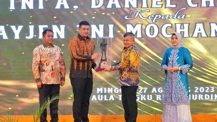 Malam Lepas Sambut Pangdam I/BB, Wali Kota Medan Berikan Cendera Mata