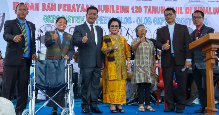 Jubileum 120 Tahun, Panitia Berikan Bantuan Rumah, Bupati RHS : Di Sini Sekarang Kita Berbahagia