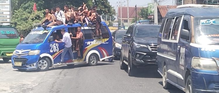 Angdes di Tanah Jawa Naikan Pelajar ke Atas Kap
